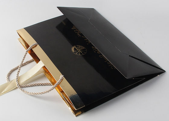Zakken van de luxe de Glanzende Zwarte Gift met Folie Heet het Stempelen en pp-Kabelhandvat