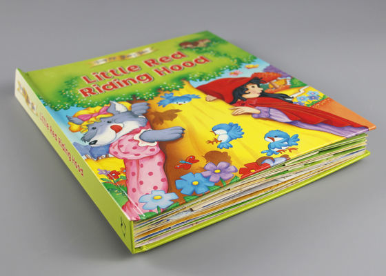 De buitensporige Volledige Kleurenkinderen knallen Boeken polijsten omhoog Kunstdocument en Spiraalvormige Band